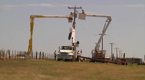 Electric Line Workers 5 스톡 동영상 38604972