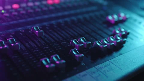 Electric machine on table for working of sound designer or club dj at party in Vídeos de archivo 141058653