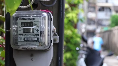 Electric measuring power meter for energy cost at home and office. Video stock 282920057