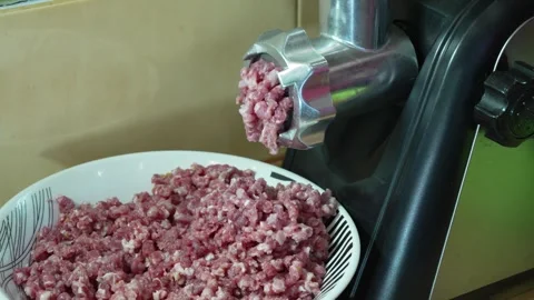 Electric Meat Grinder Mincing Raw Meat into Bowl 8K Close Up Vídeos de archivo 333411667