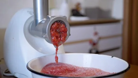 Electric Meat Grinder Squeezing Red Currants Into Juice In Slow Motion 库存影片 330117601