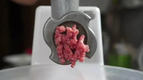 Electric mincer machine closeup. Grinder with fresh chopped meat. Vídeo Stock 135082578
