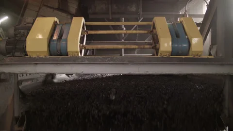 Electric motor of industrial vibrating machine for processing coal at processing Video stock 205219871