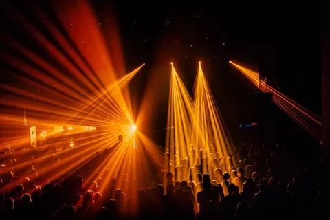 Electric Nights A Sea of Eager Faces Illuminated by Fiery Stage Lights, Uni.. Foto stock