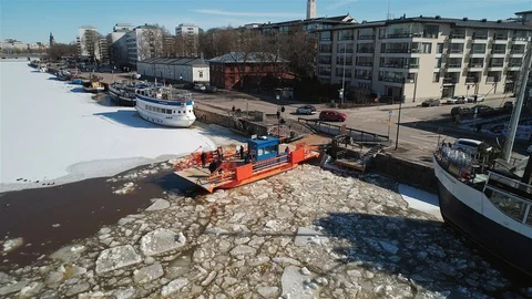 Electric powered ferry "Föri" transporting people, Turku 4K 스톡 동영상 87912079