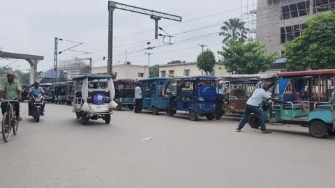 Electric Rickshaws Lined Up On A Busy Kolkata Street In India Stock Footage 345310204