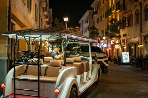 Electric Sightseeing Buggy at Night in Sunset Town Phu Quoc Foto stock