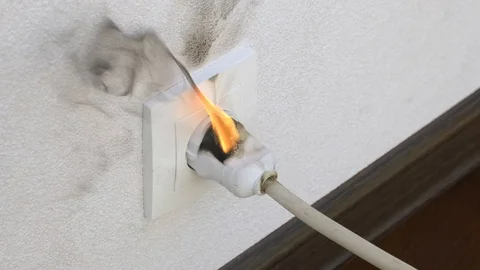 Electric socket burns with open flame in room. Vidéo 113950781