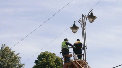 Electric technical, street lamp, during installation Stock-Footage 225618201