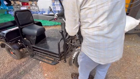 Electric three-wheeler cargo loader Vídeo Stock 346814930