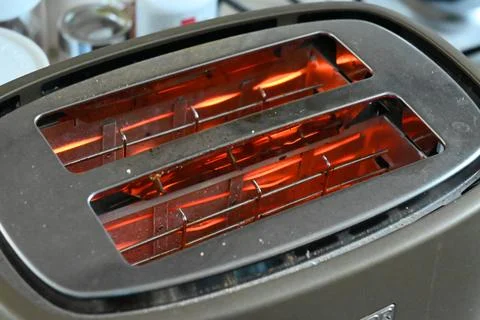 Electric toaster with glowing heating elements Foto stock