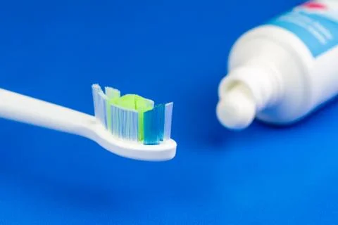 Electric toothbrushe and toothpaste Stock-Fotos