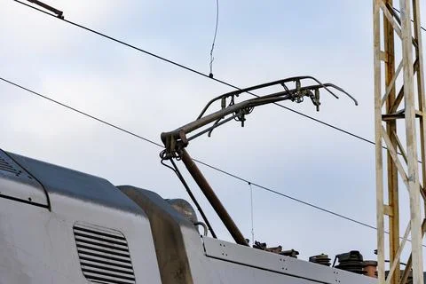 Electric train overhead conductor system seen at a railway station, highlig.. 库存照片