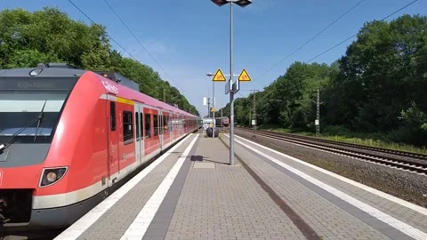 The electric train pulls up to the platform at the station Stockbeeldmateriaal 220077374