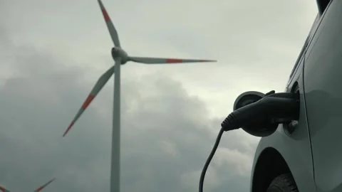 Electric Vehicle using renewable energy Vídeos de archivo 332310264