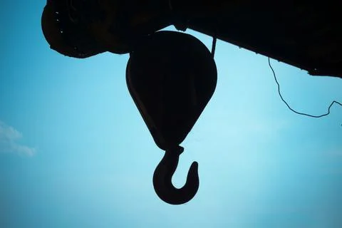 Electric windlass with hook for lifting large loads. Against the sky Foto stock