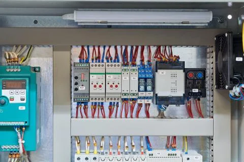 In the electrical Cabinet frequency Converter, controller, relay, thermostat. Foto stock