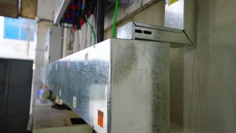Electrical cable trunking system distributing power in factory Vídeo Stock 333710149