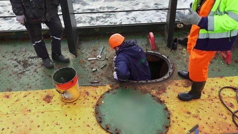 Electrical engineer goes down into cargo tank on tanker deck Stock-Footage 121117523