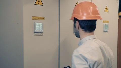 Electrical Engineer In helmet Fix Problem. Electrician Work In Server Room. Stockbeeldmateriaal 104180163