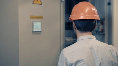 Electrical Engineer In helmet Fix Problem. Electrician Work In Server Room. Stockbeeldmateriaal 104180250