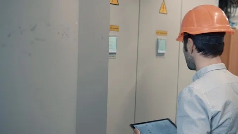 Electrical Engineer In helmet Fix Problem. Electrician Work In Server Room. Stockbeeldmateriaal 104198831