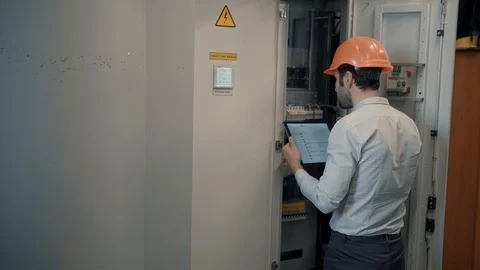 Electrical Engineer In helmet Fix Problem. Electrician Work In Server Room. Stockbeeldmateriaal 104198916