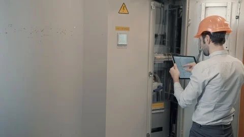 Electrical Engineer In helmet Fix Problem. Electrician Work In Server Room. Stockbeeldmateriaal 104198936