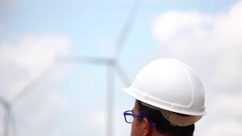 Electrical engineer man are standing monitoring of wind turbine Vídeo Stock 105726681