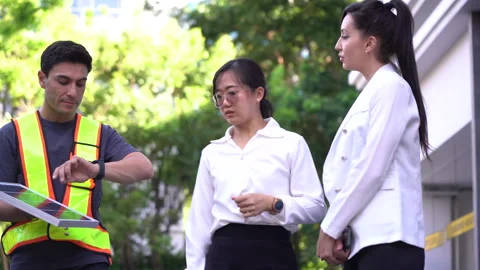 Electrical Engineer Technician explaining or offer solar cells renewable en.. Stock Footage 252953634