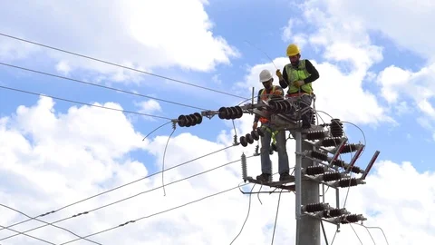 Electrical Engineer using a Mobile Elevating Work Platform Machine. Video stock 83402101
