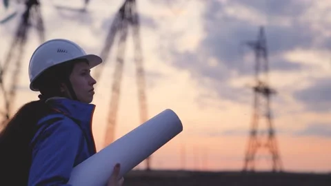 Electrical engineer worker in helmet silhouette working at sunset near the tower Vidéo 152933491