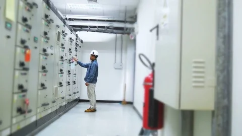Electrical engineer working in substation Vidéo 76046065
