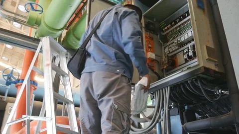 Electrical engineering working in factory Vídeo Stock 79730251