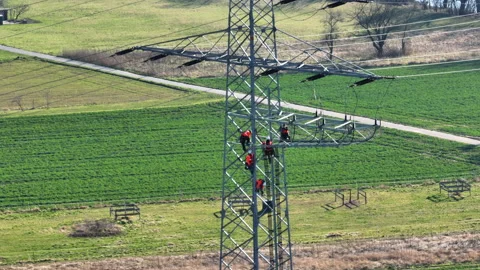 Electrical engineers working on electricity pylon Stock-Footage 171143263