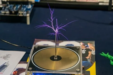 Electrical experiment setup with a central apparatus metallic disc, purple sp Foto stock