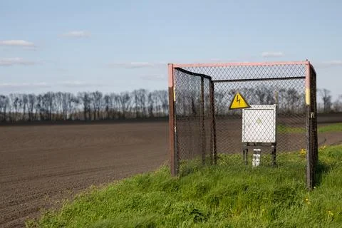 Electrical hazard sign on the grid Foto stock
