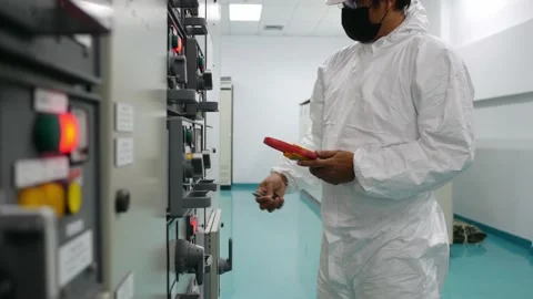 Electrical maintenance workers work on power station buildings, Covid-19 out bre 库存影片 149588566