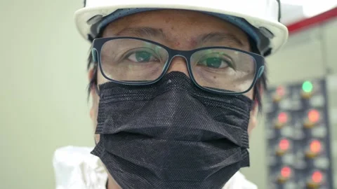 Electrical maintenance workers work on power station buildings, Covid-19 out bre Vídeo Stock 149588709