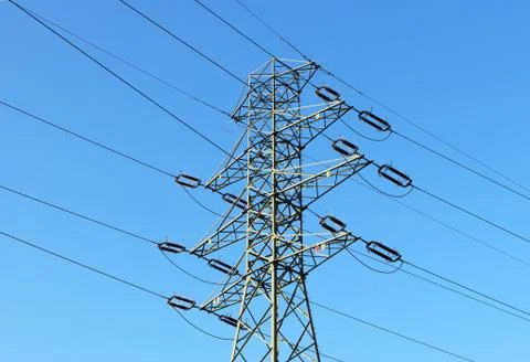 Electrical network of high voltage. Transportation of electricity through the Foto stock