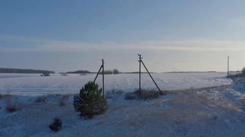 The electrical network is laid along the winter field 库存影片 148949314