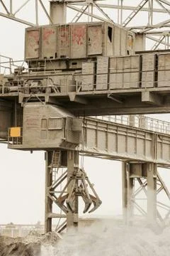 Electrical overhead crane with mechanical multivalve clamshell grab Foto stock