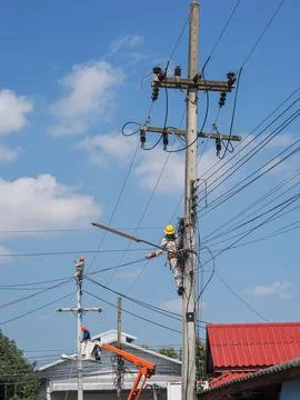An electrical power utility worker fixes the power line 스톡 사진