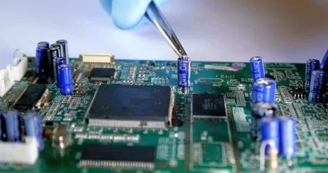 Electrical soldering circuit pcb board solder repair engineering device Vídeos de archivo 336585400