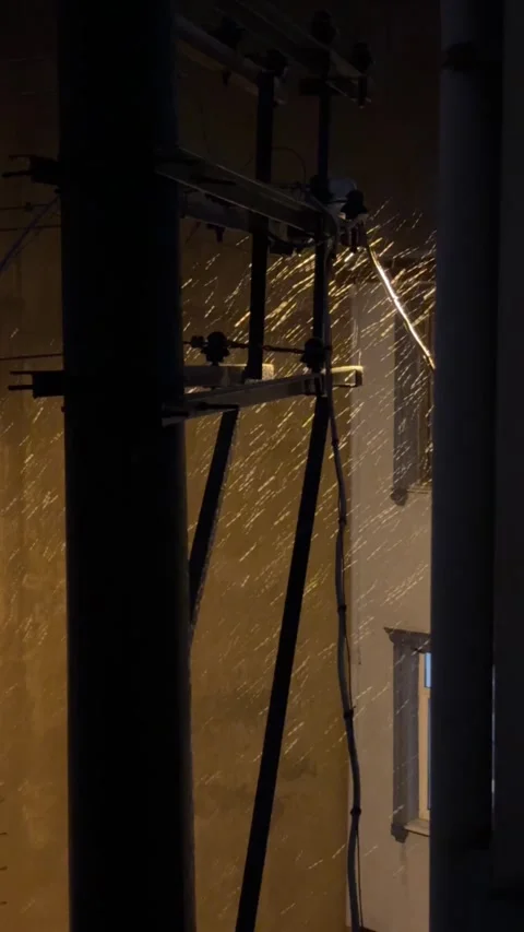 Electrical sparks falling from a street transformer pole during a winter ni.. Vídeos de archivo 324842467
