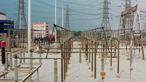 An electrical substation distributes high voltage power to the grid Vídeo Stock 312432953