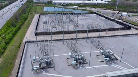 Electrical substation distributing power, showcasing energy grid and Vídeo Stock 337221416