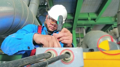 Electrical technician open motor cover for preventive maintenance 動画素材 164928557