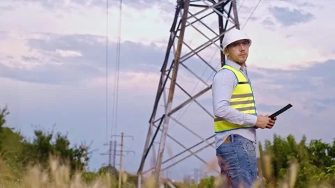Electrical technician at a power plant. Electrical distribution engineer. Head o Vidéo 252667392