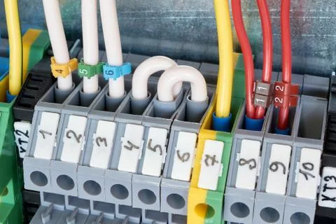 Electrical terminals with wires connected to them in the electrical Cabinet. Foto stock